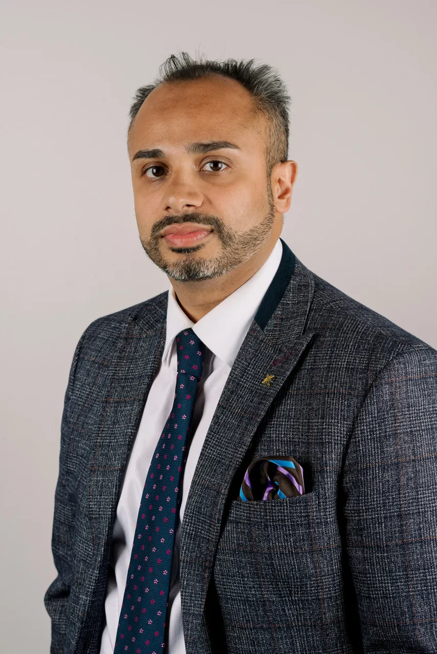 Mr. Nik Sharma - Clinic Founder & Lead Specialist Knee Surgeon